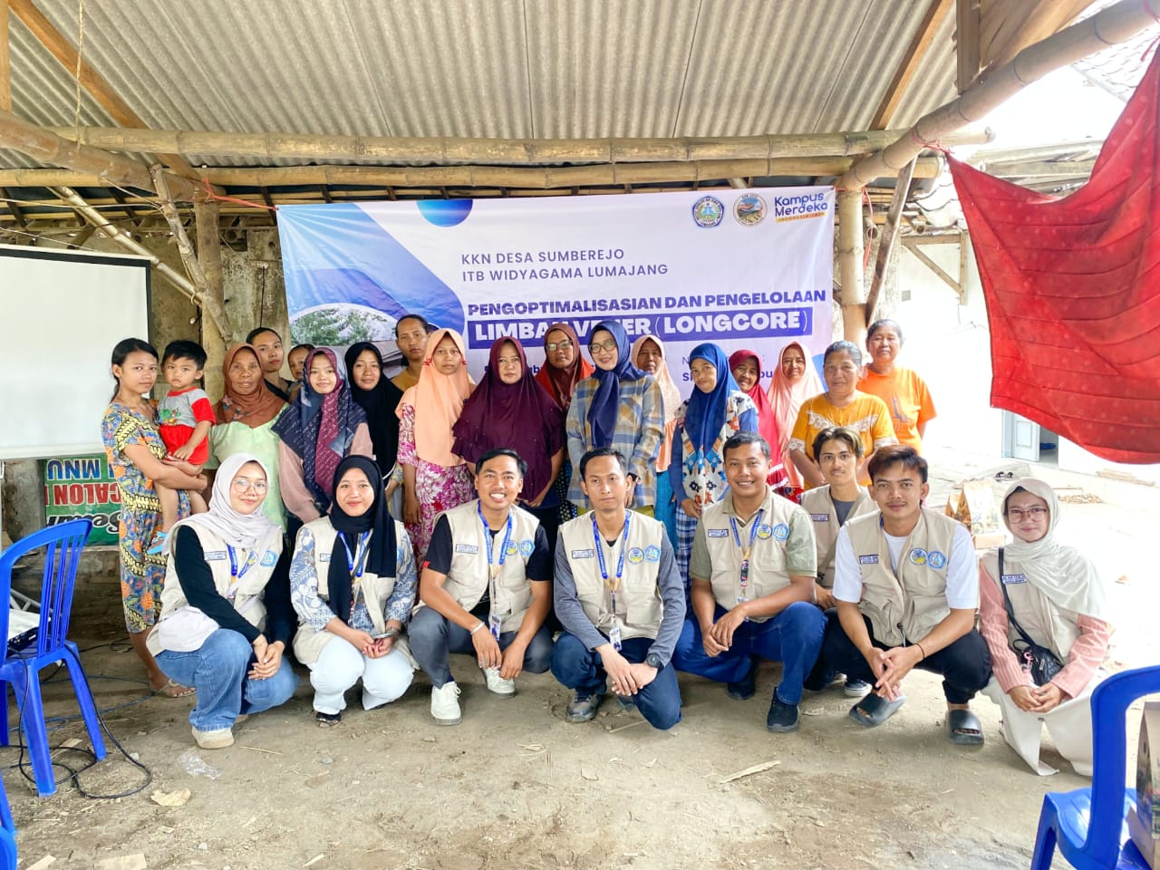 Mahasiswa ITB Widya Gama Lumajang Edukasi Warga Sumberejo Kelola Limbah Veneer Jadi Longcore