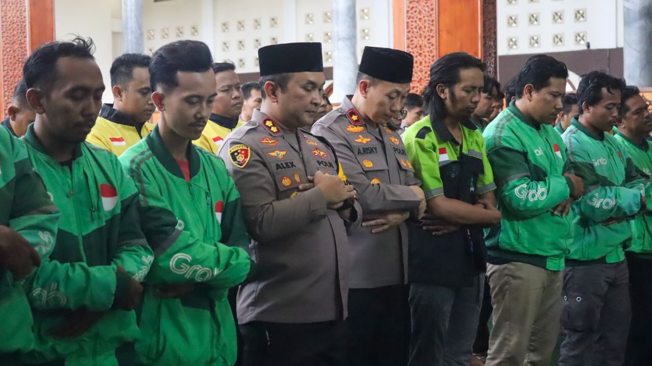 Polres Lumajang dan Komunitas Ojol Gelar Salat Gaib untuk Affan Kurniawan