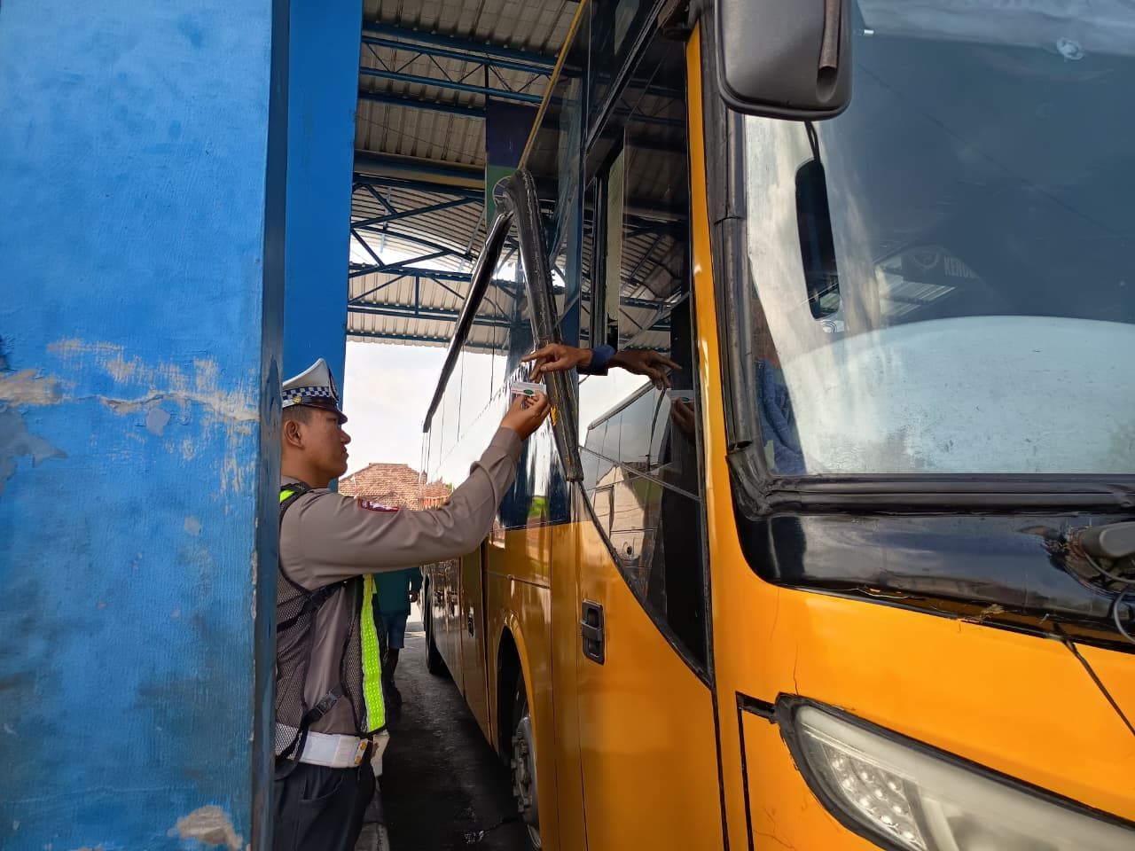 Satlantas Polres Lumajang Gelar Ramp Check Angkutan Pariwisata di Terminal Minak Koncar