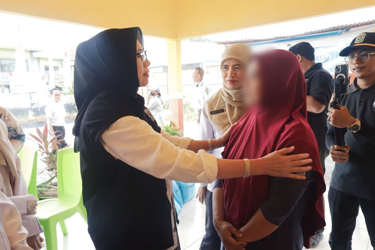 Bupati Lumajang, Indah Amperawati (Bunda Indah), menyapa dan memberikan semangat kepada salah satu warga penerima layanan kesehatan jiwa dalam rangka Program Bebas Pasung 2025 di Balai Desa Labruk Kidul, Kecamatan Sumbersuko
