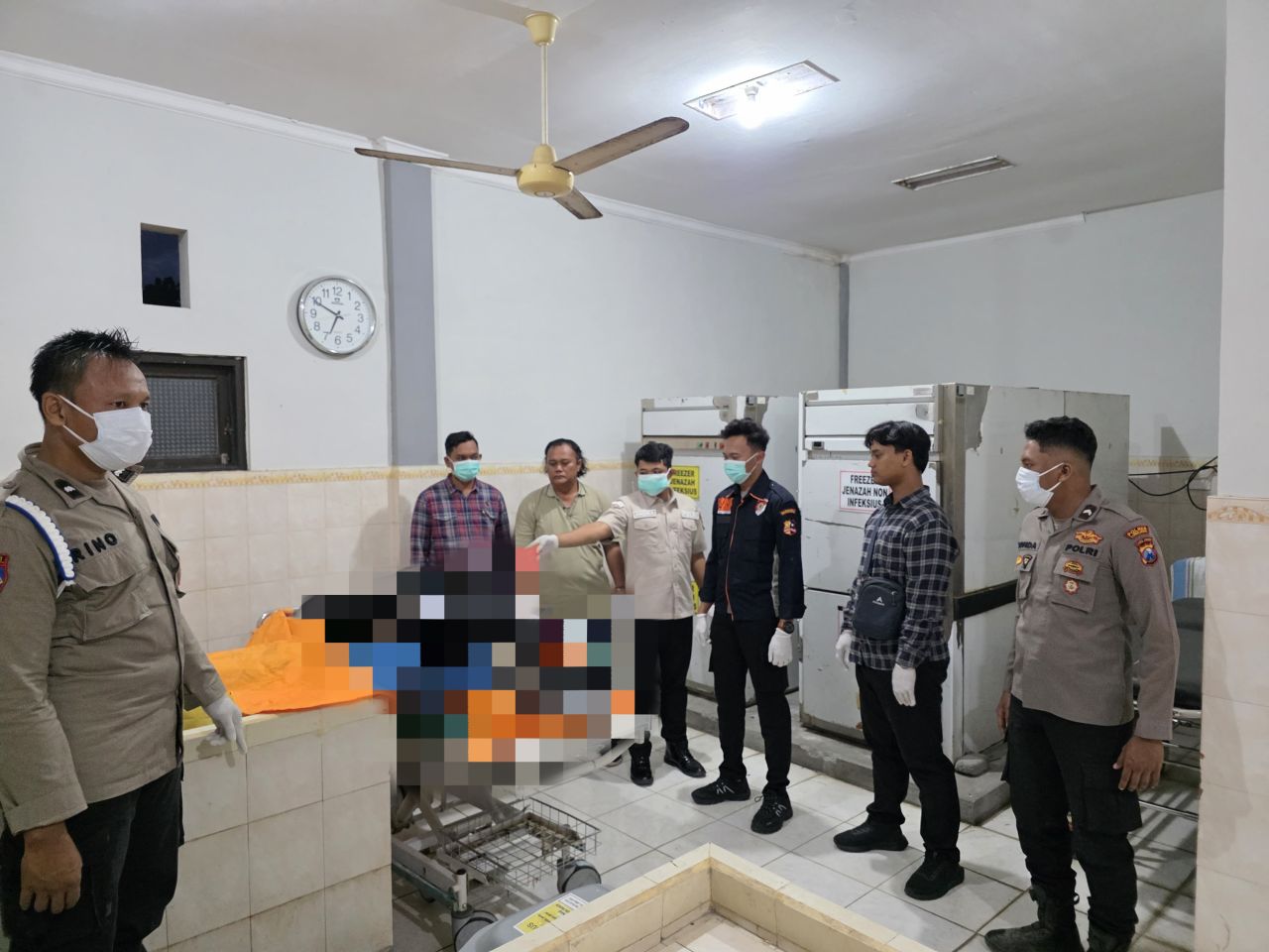 Mayat Pengamen Membusuk Ditemukan di Teras Rumah Kosong Lumajang, Diduga Overdosis Alkohol