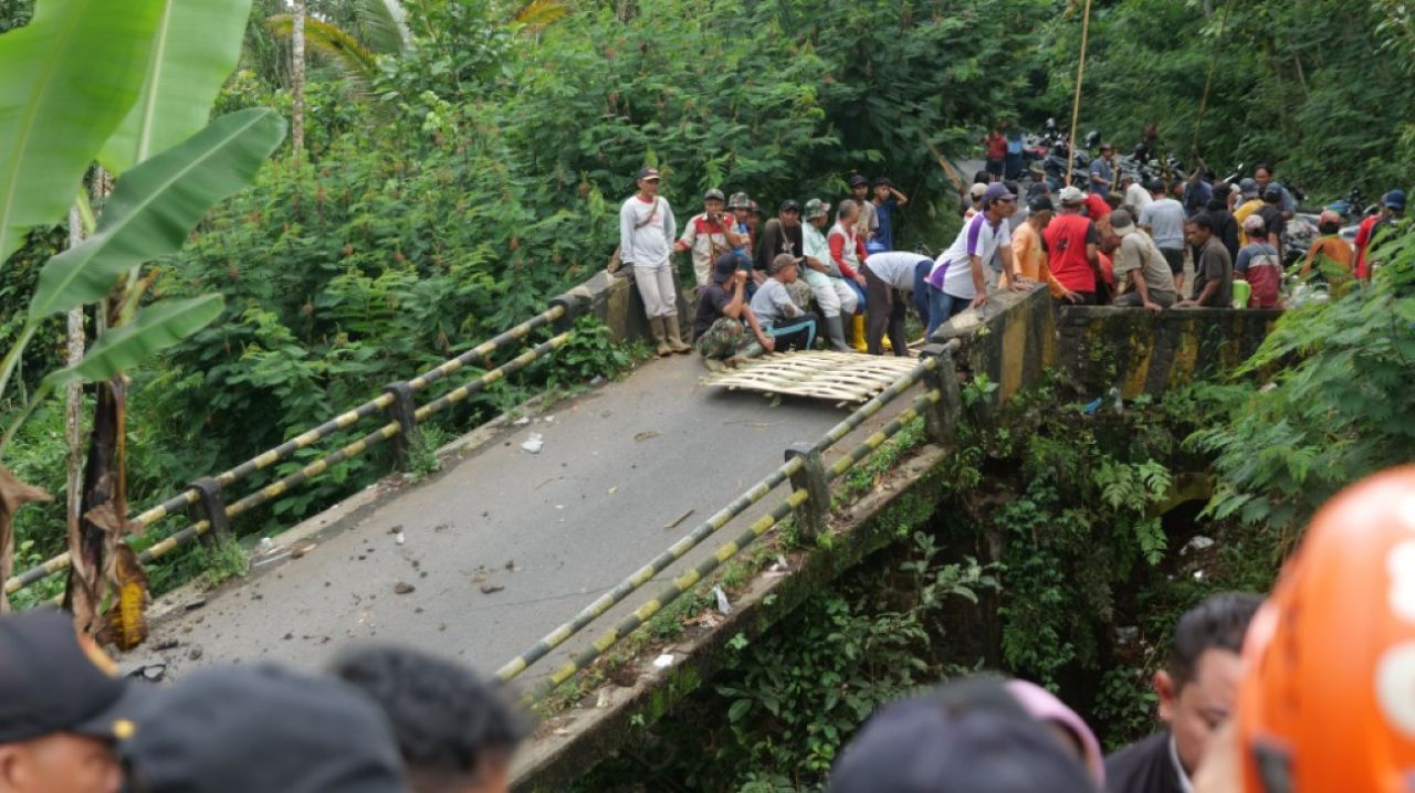 Gotong Royong Warga dan Respons Cepat Pemkab di Balik Ambruknya Jembatan Senduro–Gucialit