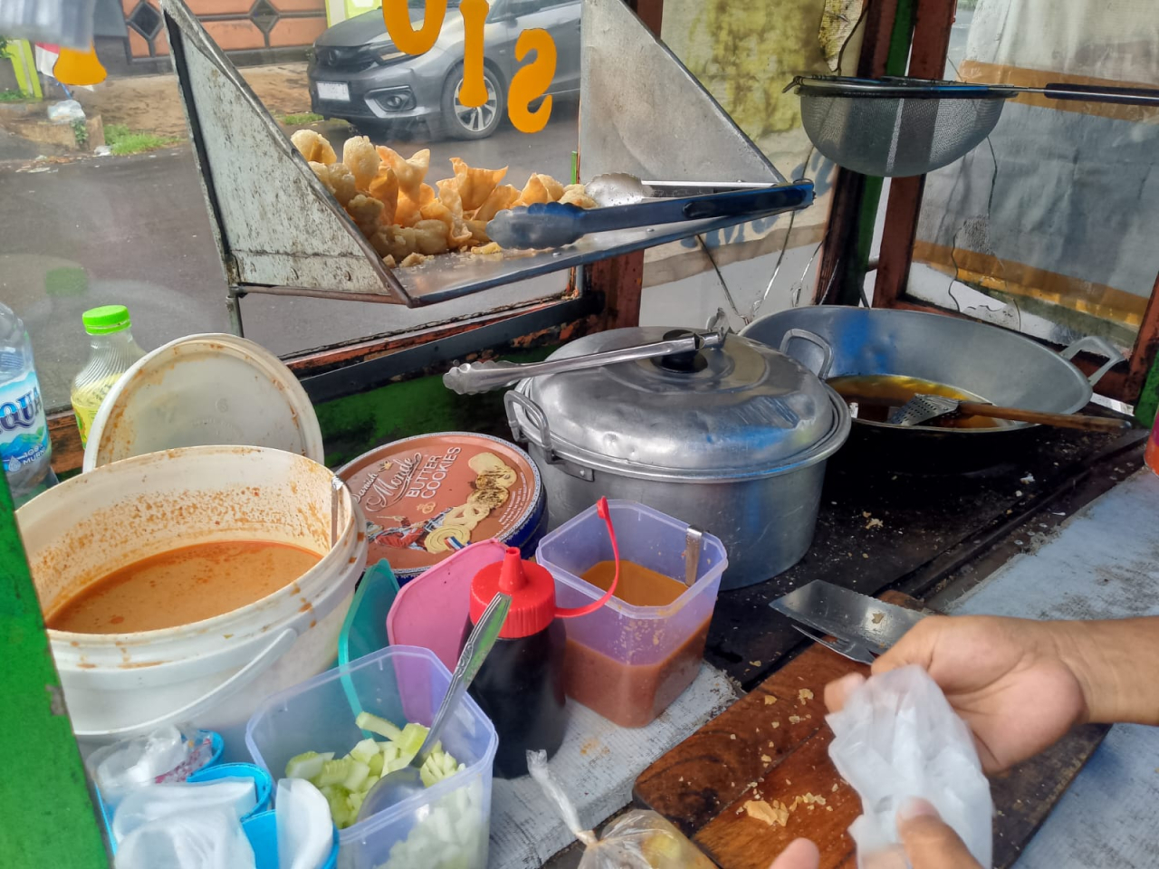 Batagor Mas Alfian, Camilan Gurih di Pinggir Masjid Al Kausar Lumajang