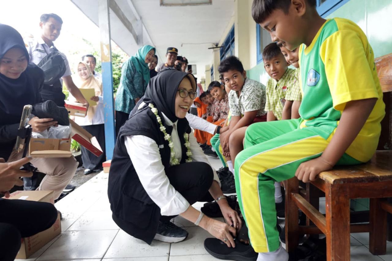 Sepatu Baru, Senyum Baru untuk Siswa Jatiroto Lumajang