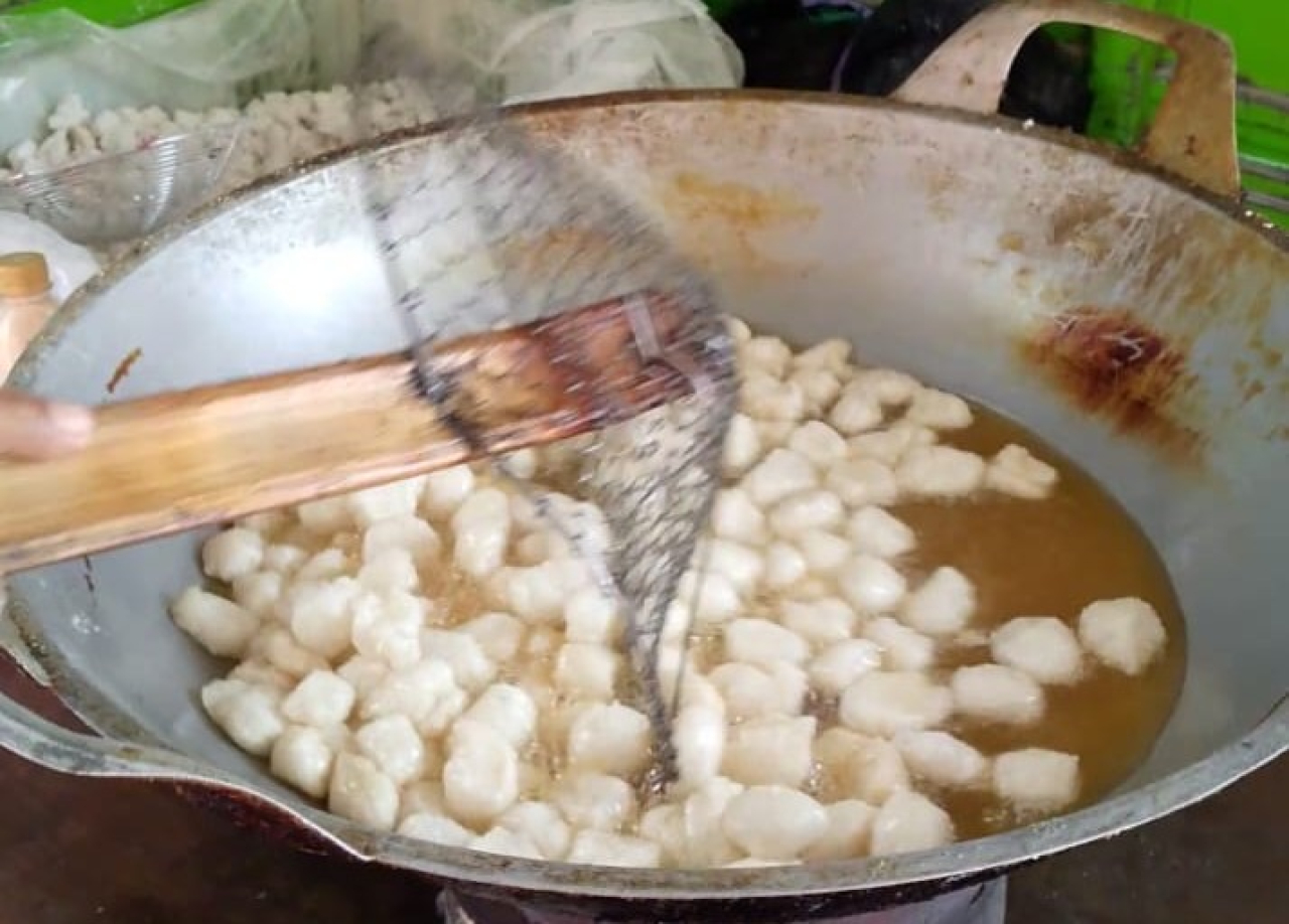 Cimol dan Tahu Krezz Bu Fatimah, Camilan Gurih yang Bikin Ketagihan buat warga Lumajang