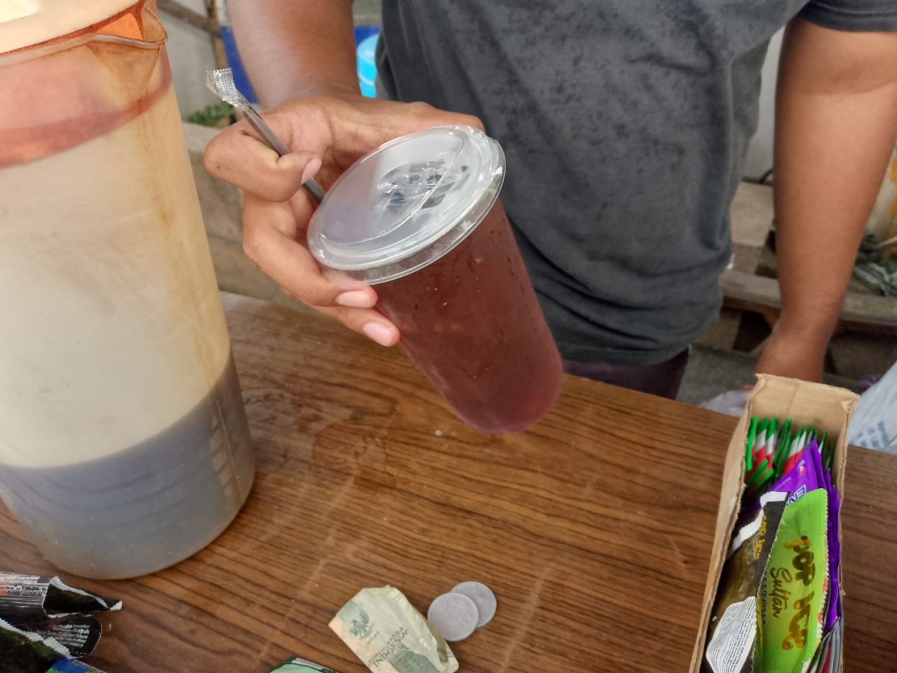 Es Teh Mas Rakadika, Segarnya Minuman Murah di Jalan Menuju Selokambang Lumajang