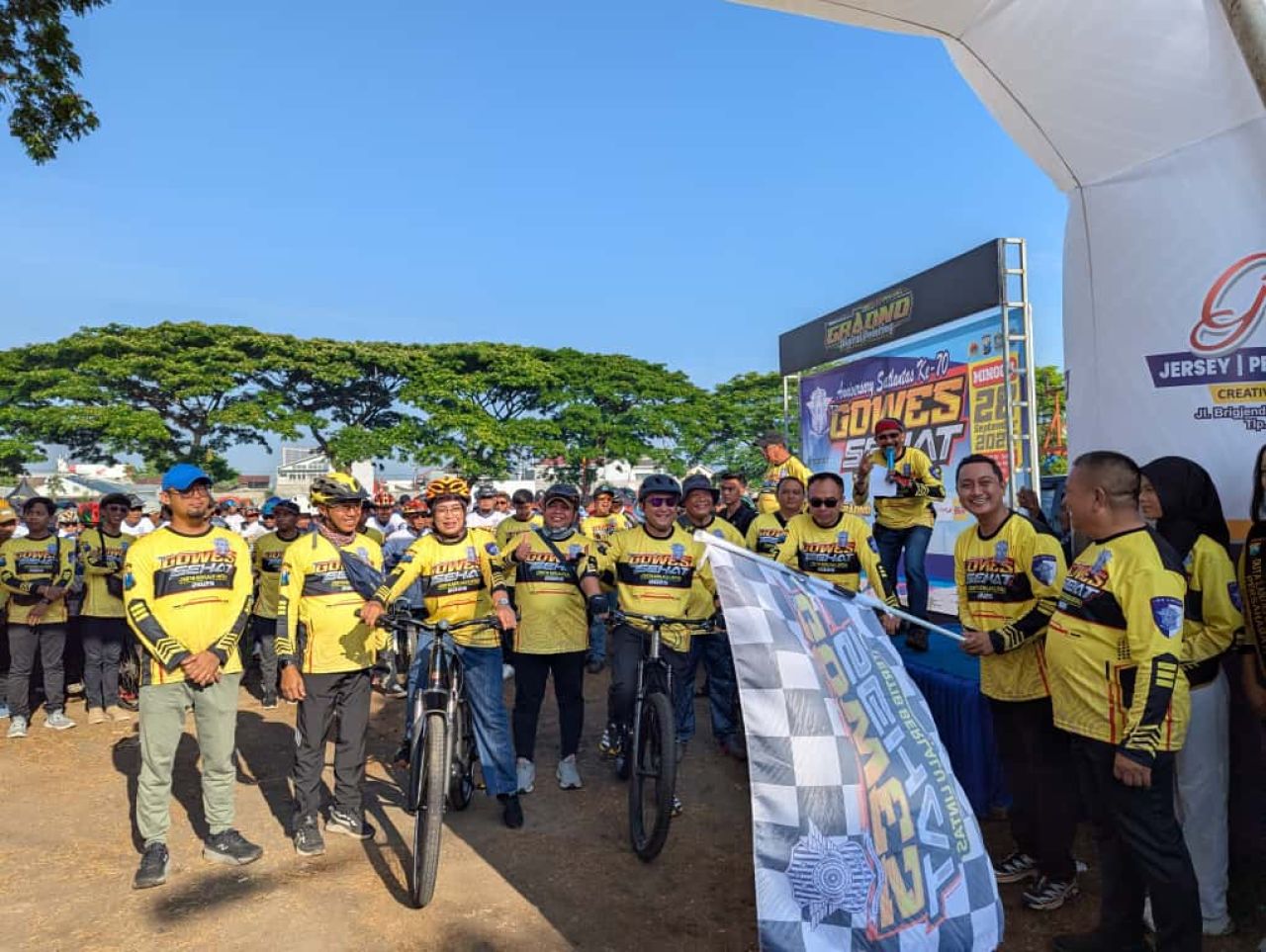 Ratusan Pesepeda Ramaikan Gowes Satlantas Lumajang, Peringati HUT Lalu Lintas Bhayangkara ke-70