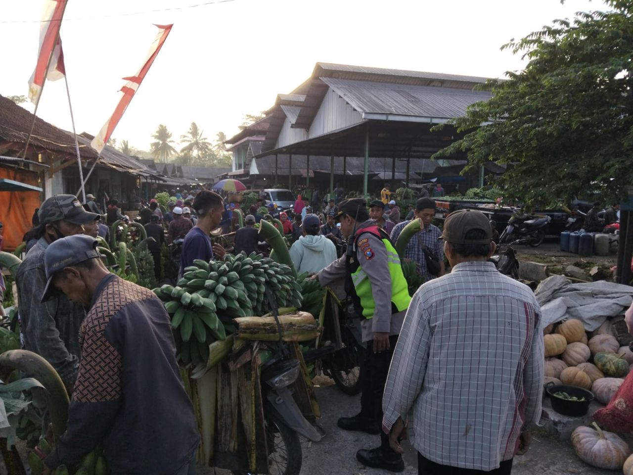 Satlantas Lumajang Tertibkan Pedagang Bandel, Arus Pasar Wates Wetan Lancar