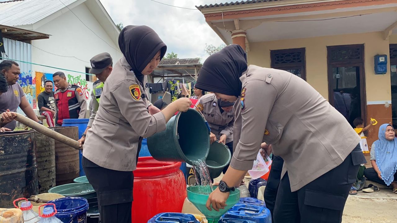 Peduli Warga Kekeringan, Polwan Polres Lumajang Salurkan Bantuan Air Bersih