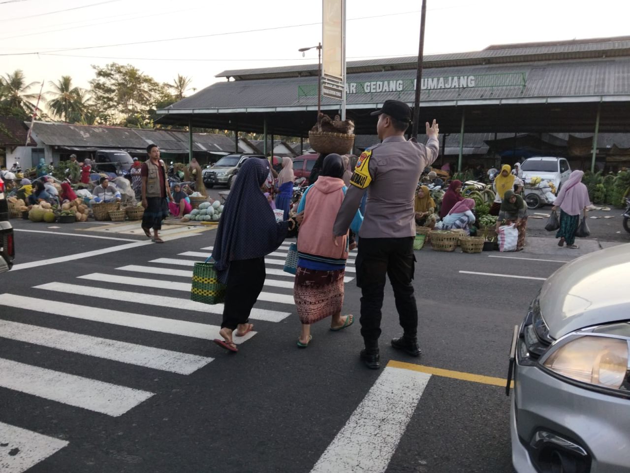 Polres Lumajang Gelar Poros Pagi, Jaga Kelancaran dan Keselamatan Lalu Lintas