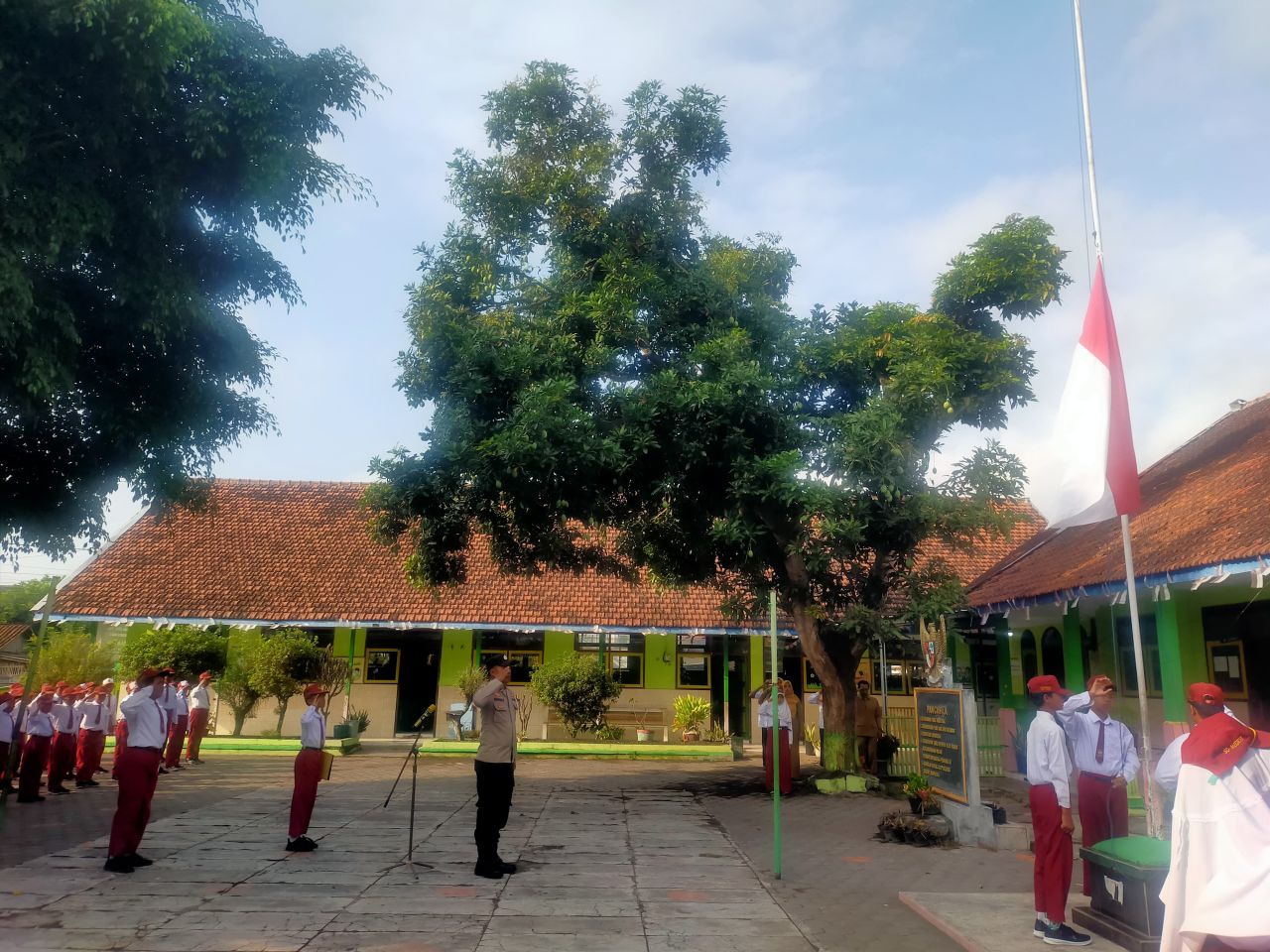 Polisi Jadi Pembina Upacara, SDN 02 Sukosari Lumajang Digemakan Perlawanan terhadap Perundungan