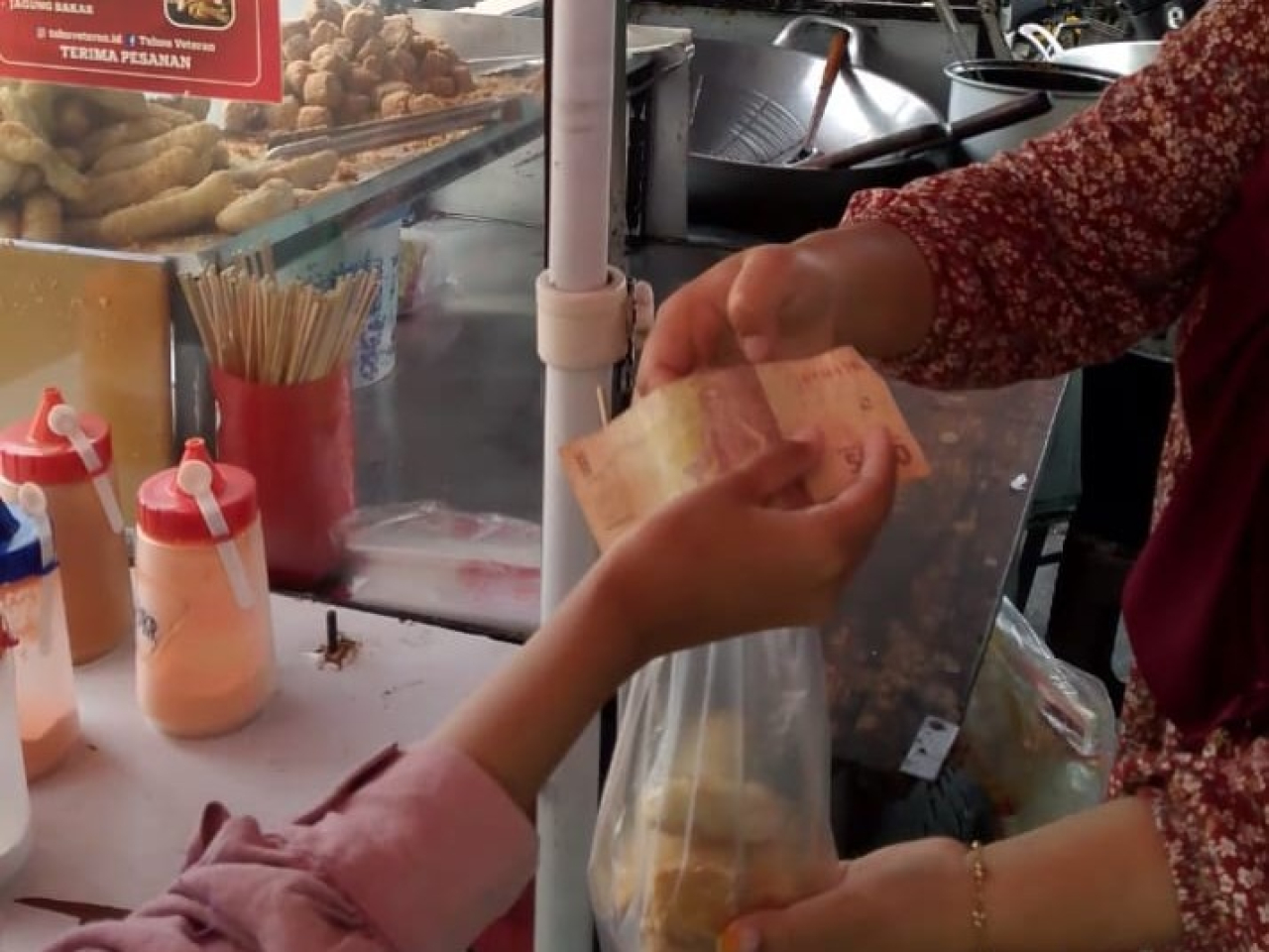 Tahu Veteran yang Dikelola oleh Bu Vivi, Camilan Renyah Favorit Warga Lumajang