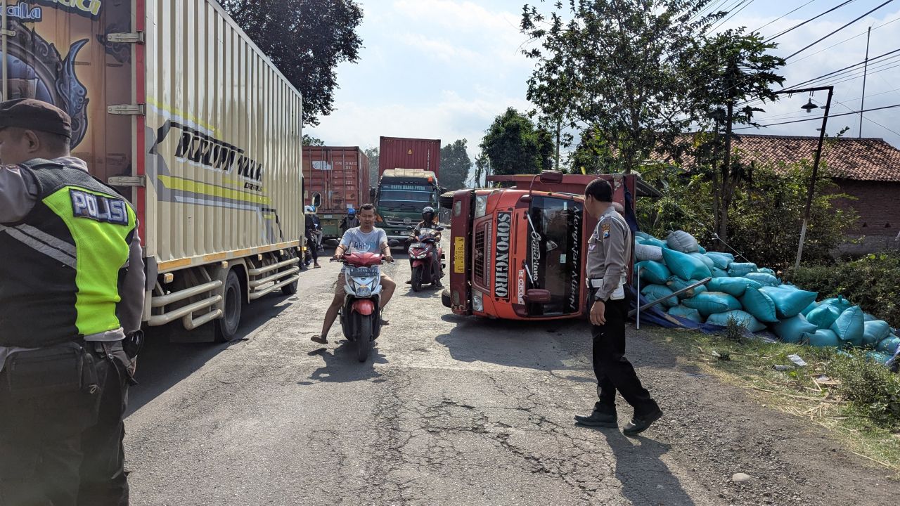 Minibus Hantam Dua Truk di Banyuputih Kidul Lumajang, Sopir Truk Luka Kaki