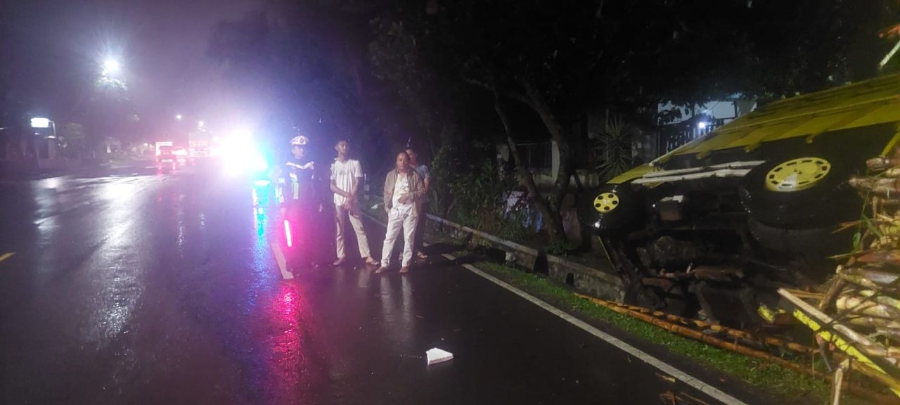 Truk Terguling di Kedungjajang, Satlantas Polres Lumajang Atur Arus Lalu Lintas