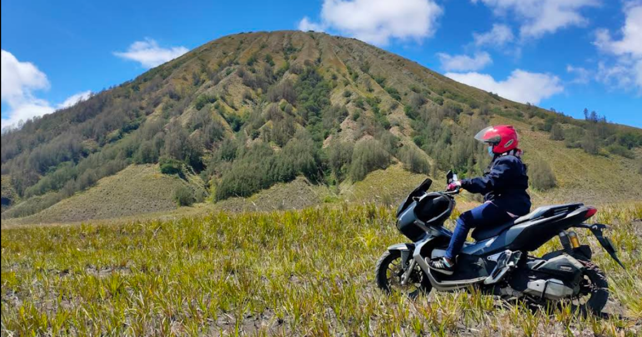 Gunung Batok pasuruan, Si Hijau yang Teduh di Tengah Lautan Pasir Bromo