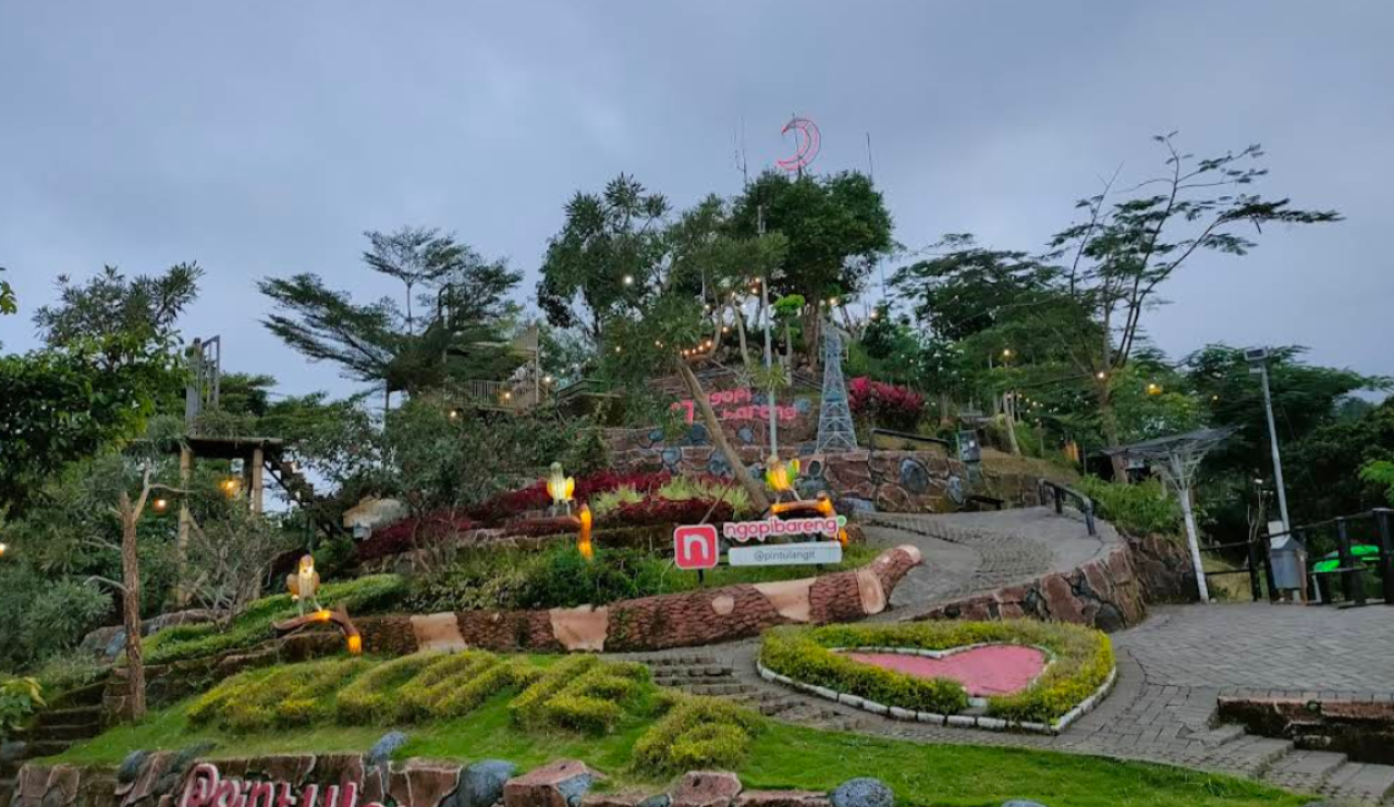 Ngopibareng Pintulangit, Menyeruput Kopi dengan Latar Awan di Prigen Pasuruan