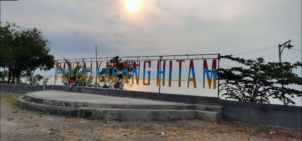 Pantai Karang Hitam, Pesona Lautan dengan Batu Karang Eksotis di Lekok Pasuruan