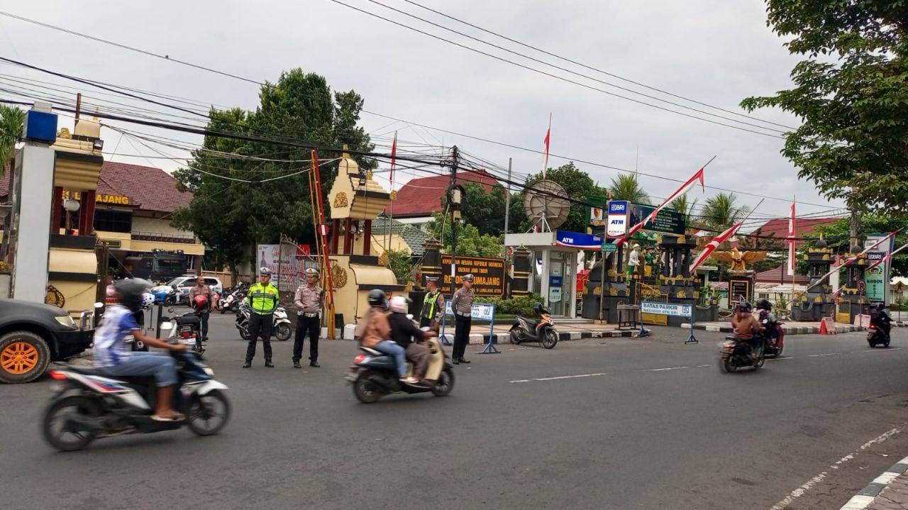Satlantas Lumajang Pastikan Alun-Alun Aman dan Tertib