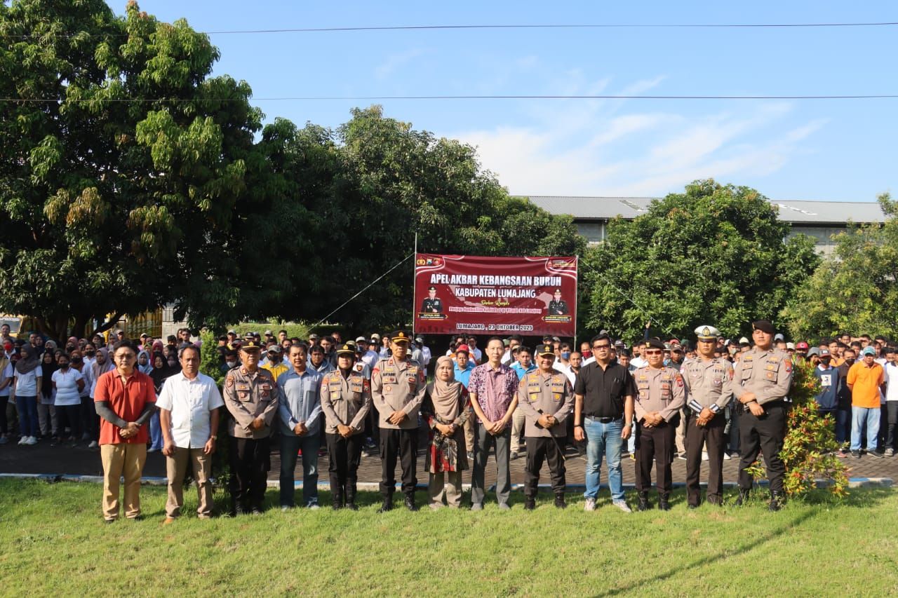 Kapolres Lumajang Gaungkan Semangat “Buruh Kuat, Ekonomi Bangkit!” di Apel Akbar Kebangsaan