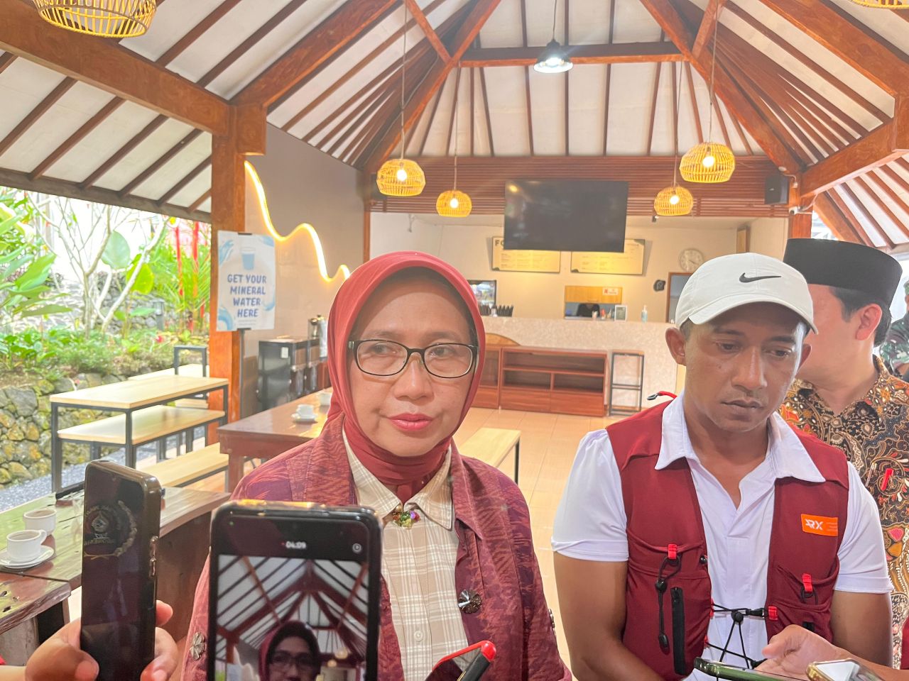 Bupati Indah Masdar Kagumi Potensi Wisata Alam dan Bunga di Sumberurip