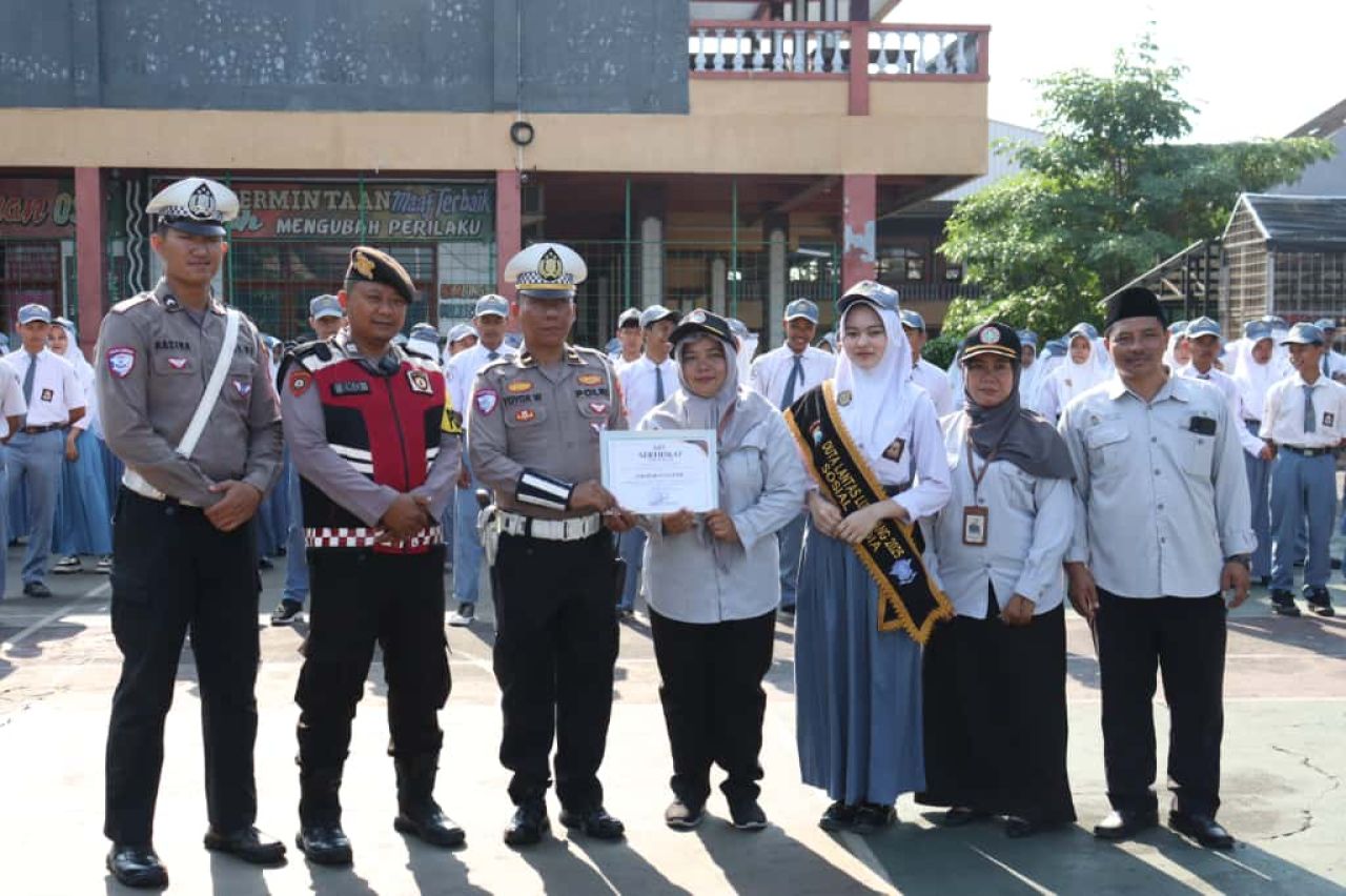 Satlantas Polres Lumajang Tanamkan Disiplin Berlalu Lintas Lewat “Police Goes To School”