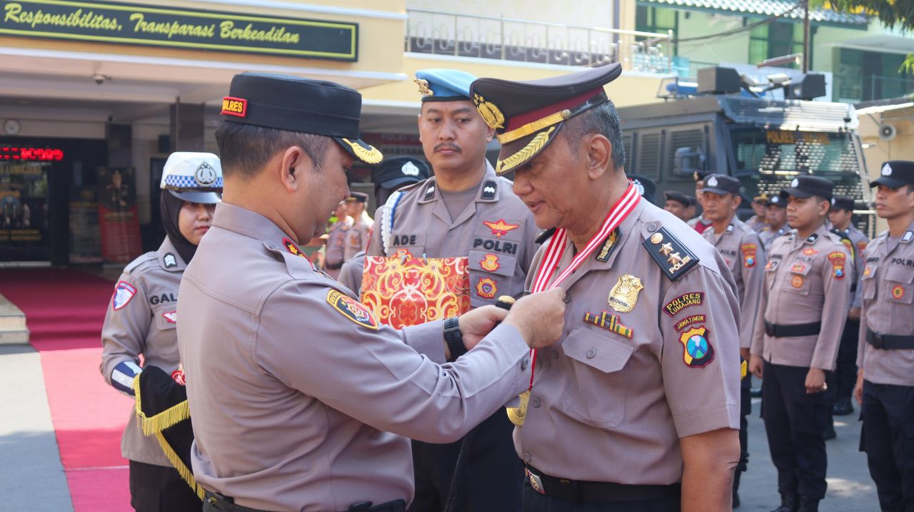 Momen Haru Warnai Pelepasan Purna Tugas Anggota Polres Lumajang