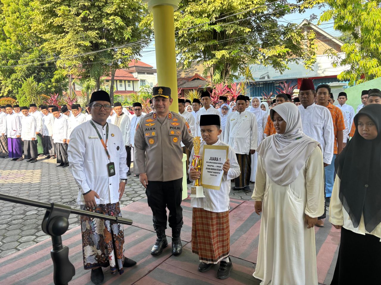 Kapolres Lumajang Apresiasi Santri Berprestasi, Tapi Ingatkan Bahaya Bullying di Sekolah!