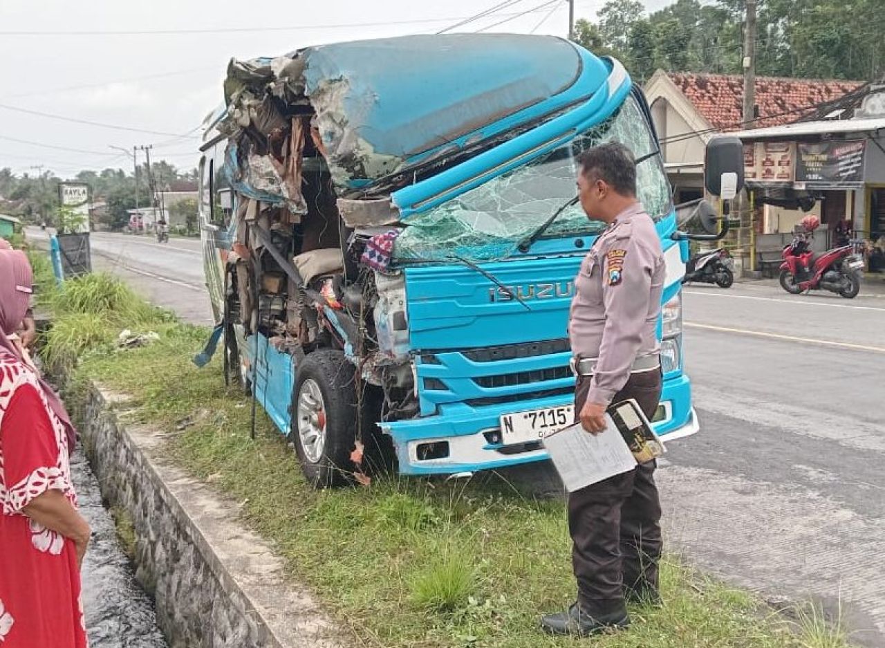 Microbus Pelajar SMK Tempursari Hantam Truk Pasir di Lumajang: Sopir Diduga Mengantuk, 4 Orang Terluka! 