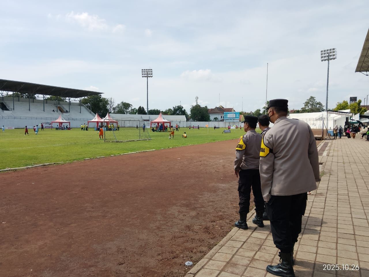 Anak-Anak Berlaga, Polisi Siaga! Turnamen U-10 di Lumajang Berjalan Aman dan Sportif