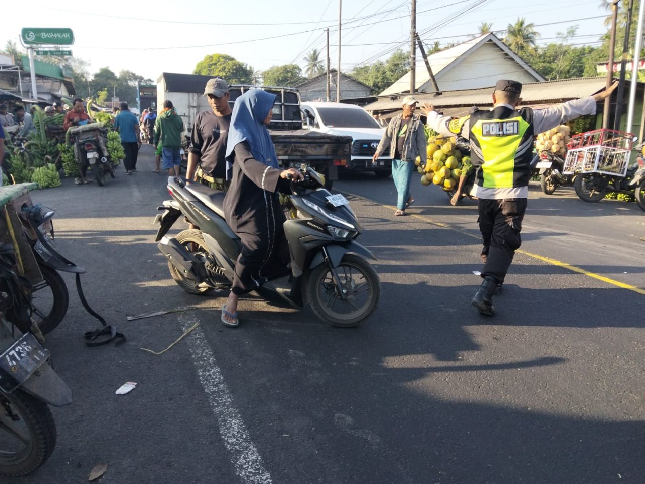 Polisi Peduli, Atur Lalu Lintas dan Bantu Warga di Pasar Buah Ranuyoso Lumajang