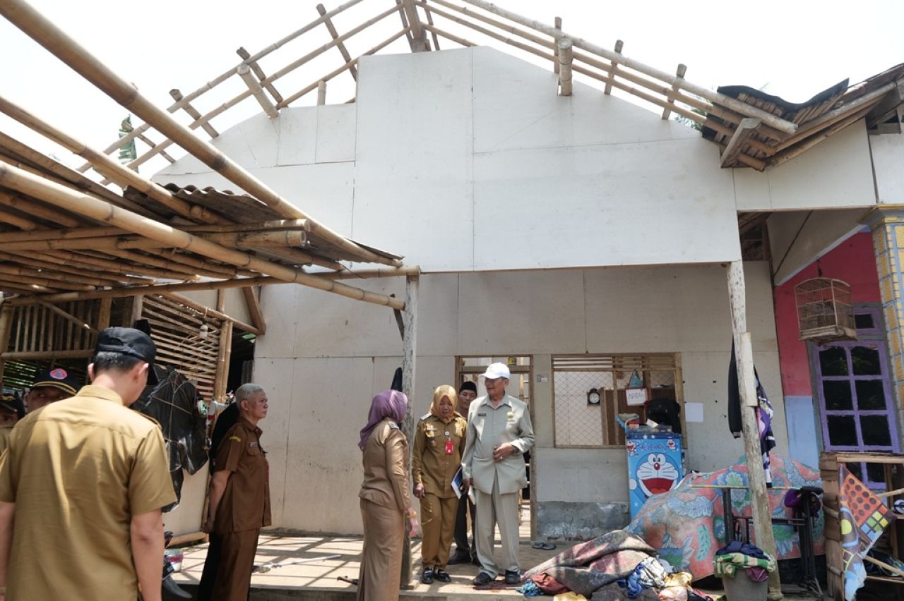 Bunda Indah Datang Membawa Ketenangan: Haru di Tengah Puing Puting Beliung Randuagung