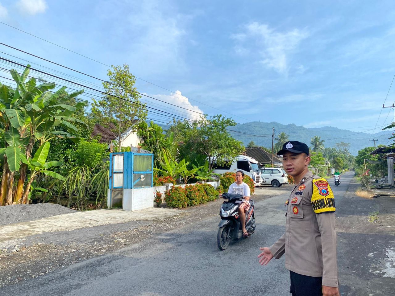 Polisi Turun ke Jalan, Jemput Pagi Warga Lumajang dengan Aksi Nyata di Poros Pagi