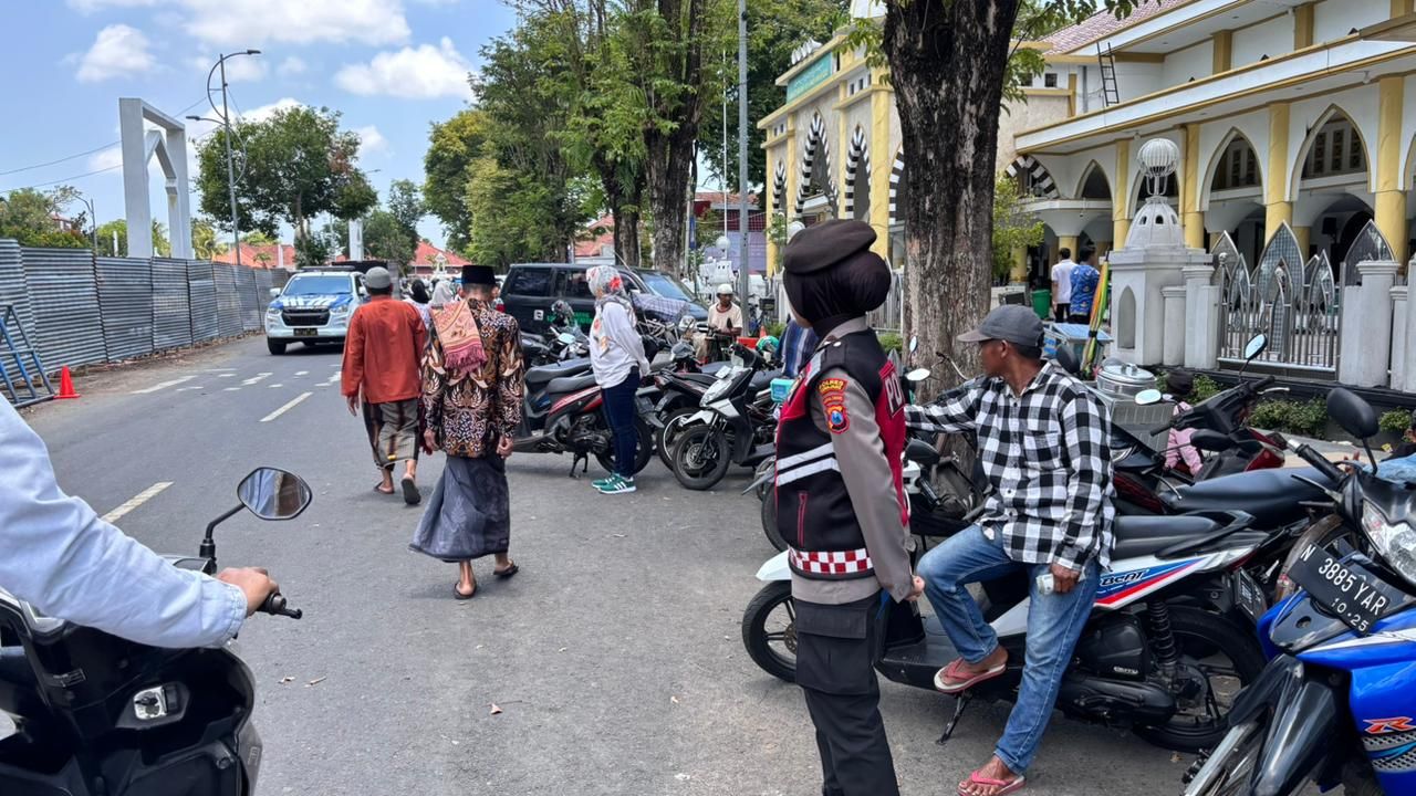 Polres Lumajang Siaga! Polisi Kawal Ketat Masjid, Antisipasi Aksi 3C Saat Salat Jumat