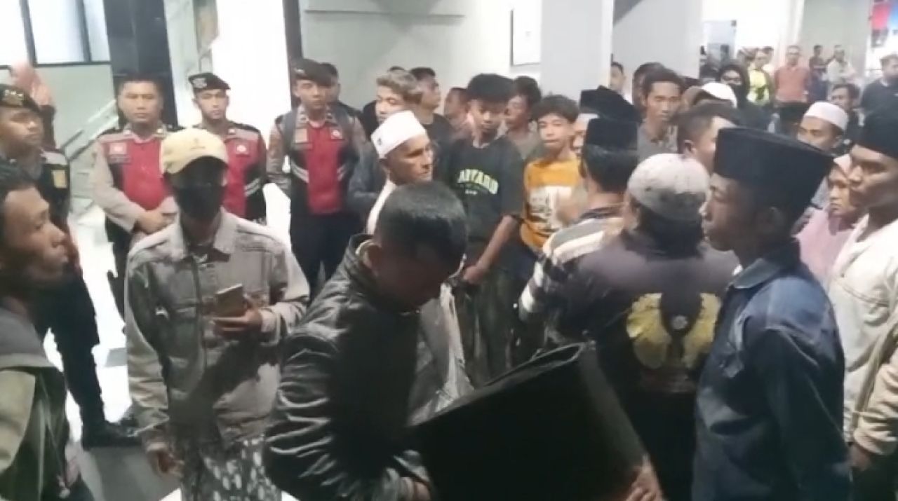 Warga Mengamuk di RS Bhayangkara, Tuding Polisi Aniaya Terduga Pencuri Hewan Hingga Tewas