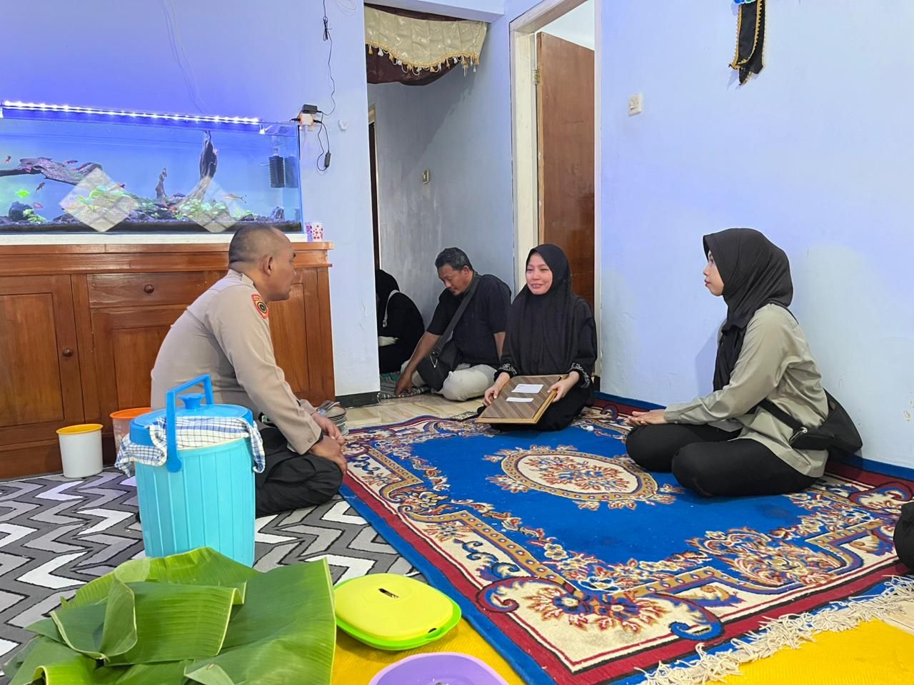 Kapolda Jatim Ulurkan Tangan Kepedulian, Air Mata Haru Warnai Penyerahan Santunan