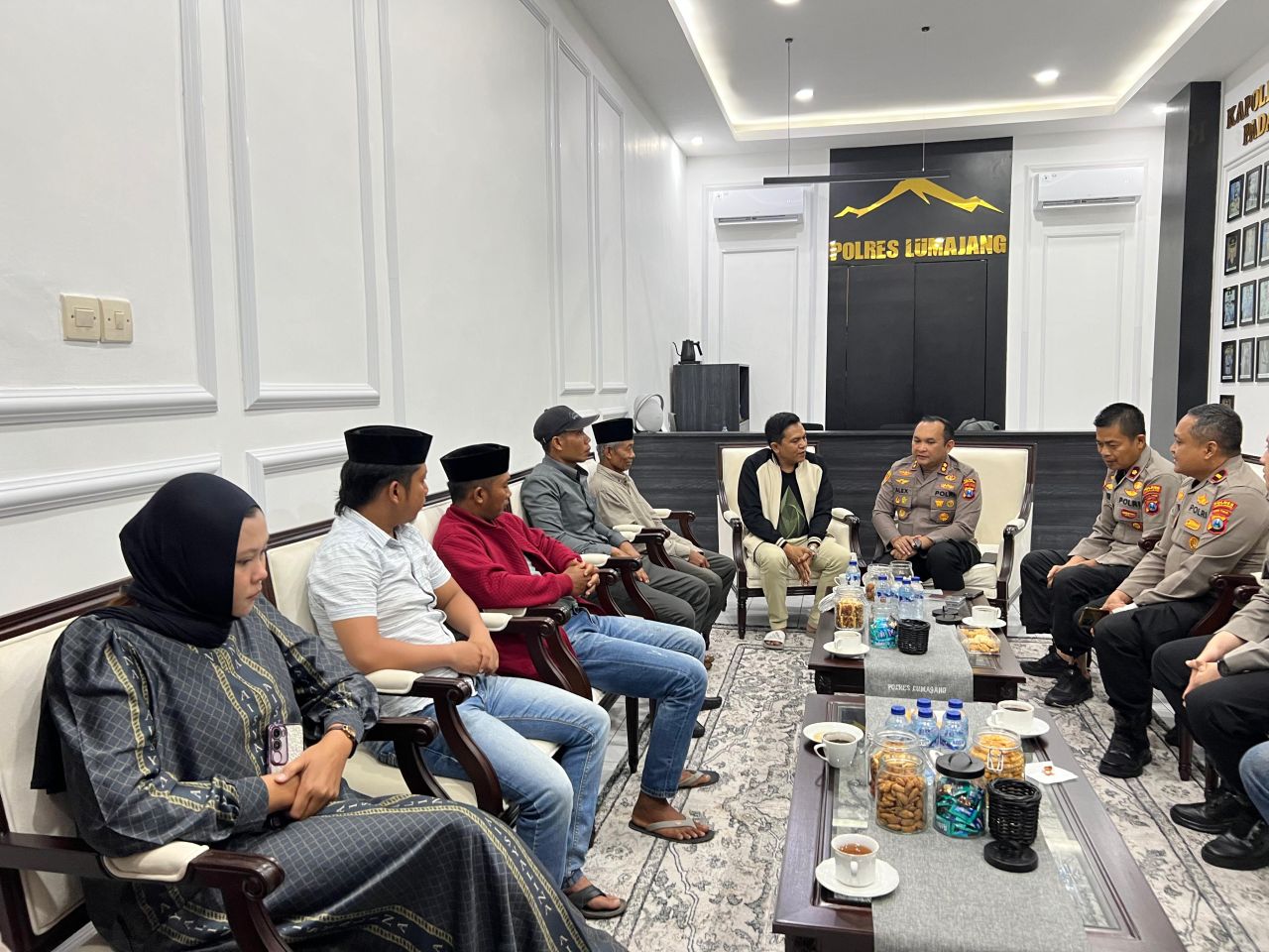 Panas Jadi Teduh, Keluarga Tersangka Curwan Datang ke Polres Lumajang untuk Minta Maaf