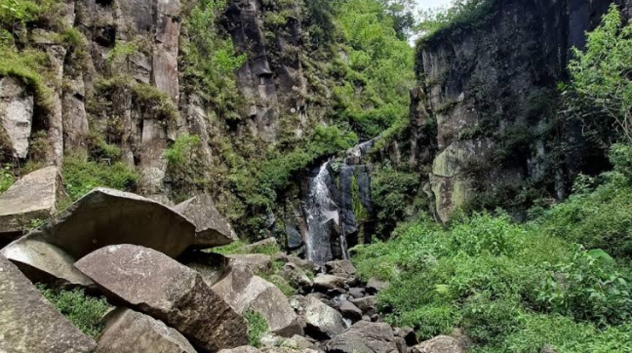 Coban Supit Urang, Keindahan Alam Tersembunyi di Balik Hutan Pujon Malang
