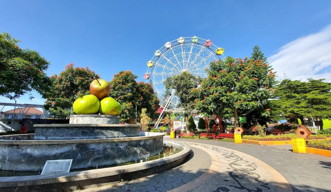 Alun-Alun Kota Batu, Wisata Gratis yang Penuh Warna dan Keceriaan di Tengah Kota