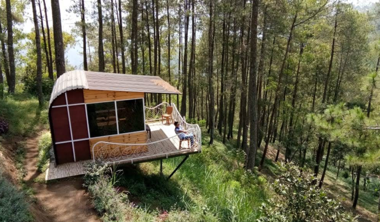Menikmati Keindahan Alam dari Ketinggian di Omah Kayu Gunung Banyak, Batu