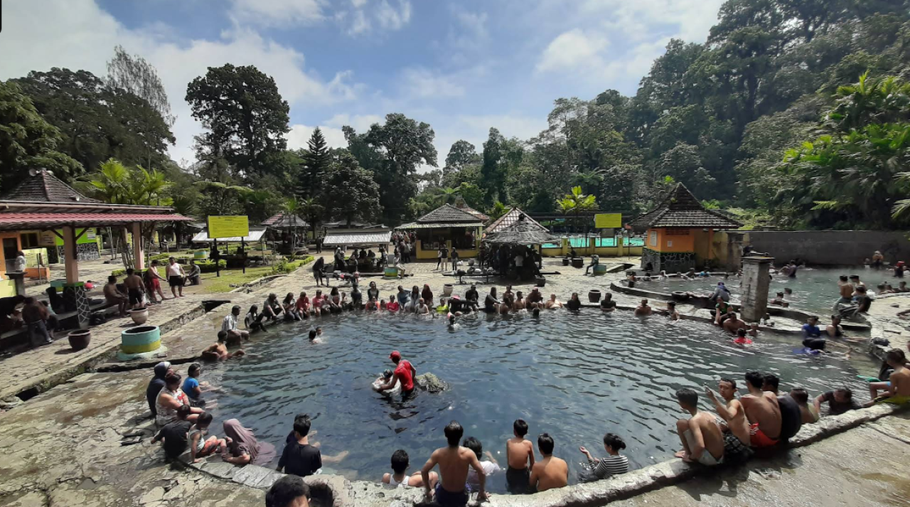 Menyegarkan Tubuh dan Pikiran di Pemandian Air Panas Cangar, Batu