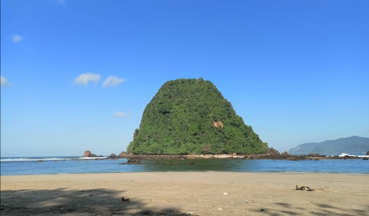 Keindahan Eksotis Pantai Pulau Merah, Surga Tersembunyi di Ujung Banyuwangi