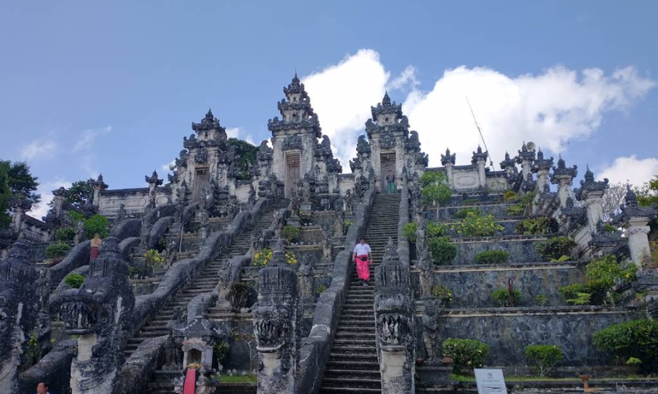Keindahan Pura Luhur Uluwatu, Pesona Spiritual di Ujung Tebing Bali