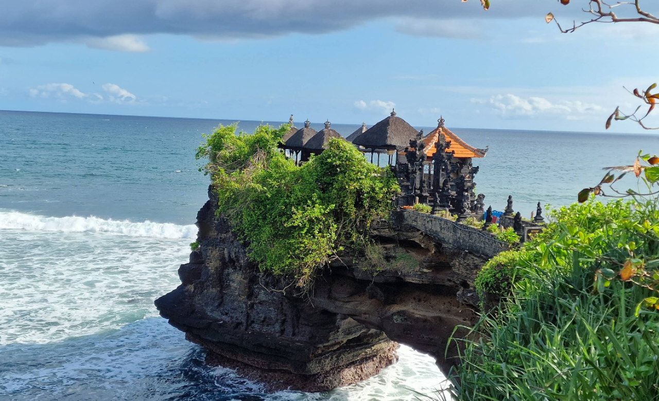 Pesona Tanah Lot, Ikon Wisata Spiritual dan Romantis di Tabanan Bali