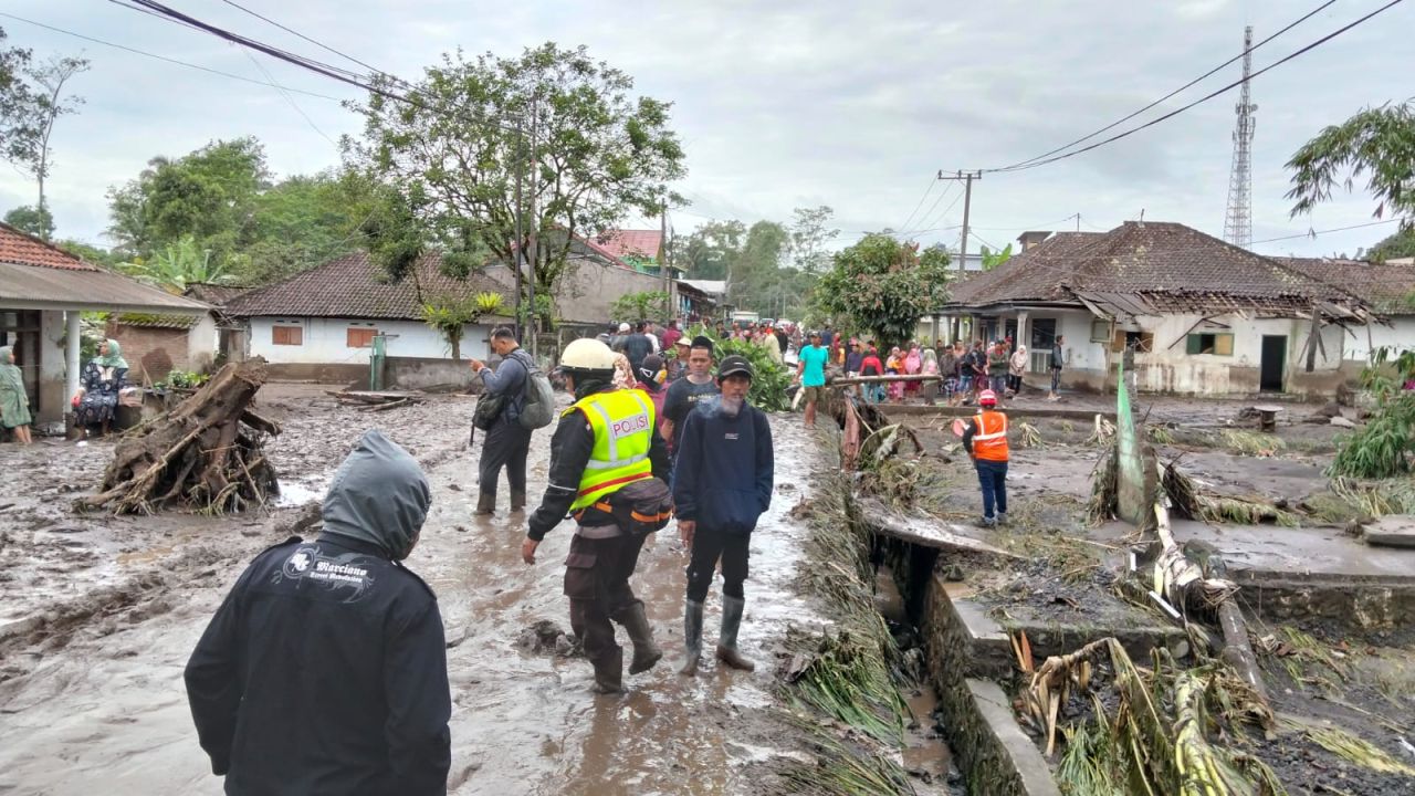 Polisi Bantu Warga Terdampak APG Semeru, Selamatkan Barang Berharga di Tengah Lumpur