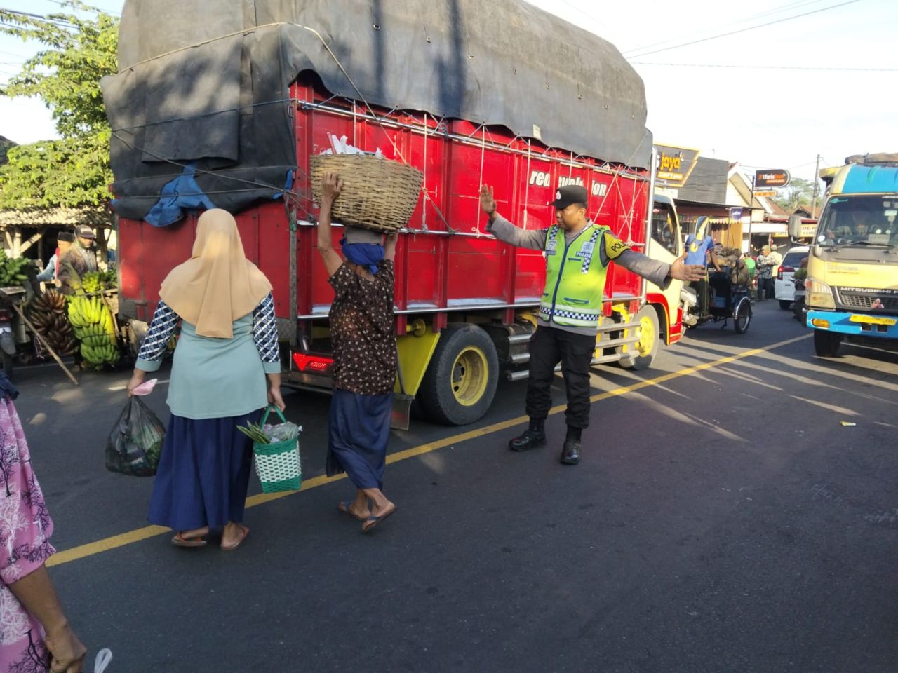 Pasar Sesak, Jalan Padat! Poros Pagi Polisi Jadi Penyelamat Ranuyoso