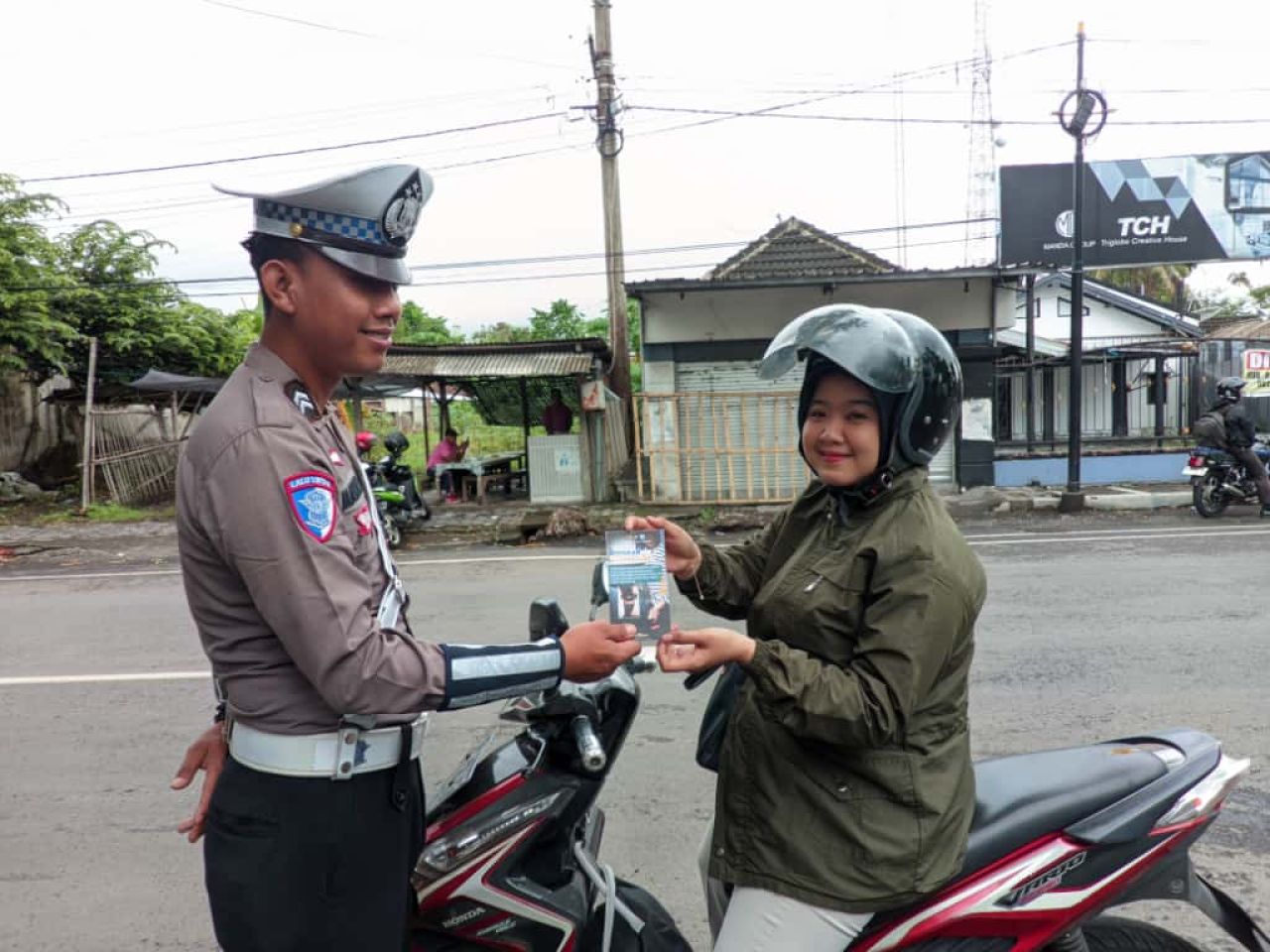 Satlantas Polres Lumajang Bagikan Brosur Tertib Lalu Lintas