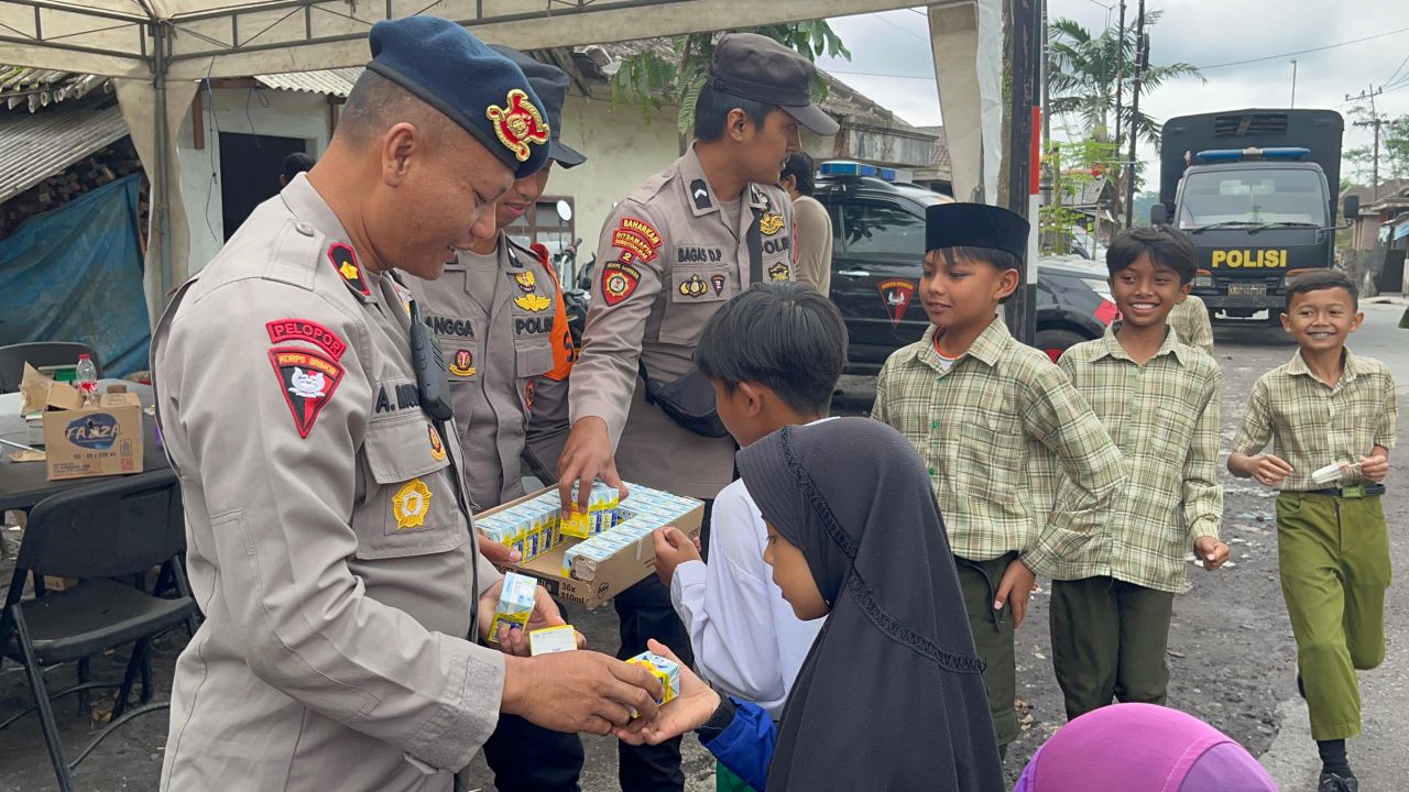 Di Tengah Lahar dan Air Mata, Polisi Datang Membawa Senyum untuk Anak Semeru
