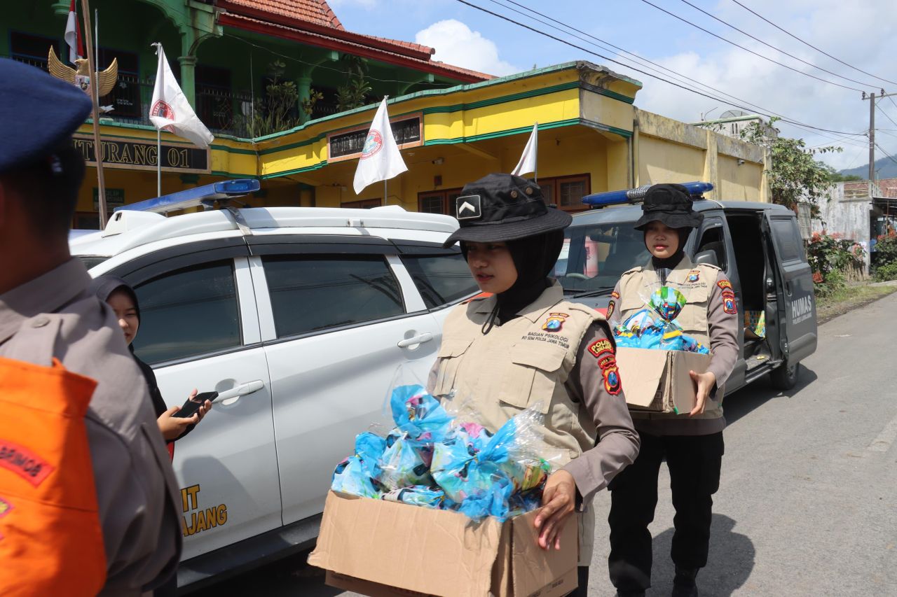 Polda Jatim Dirikan Dapur Umum untuk Bantu Warga Terdampak Erupsi Semeru