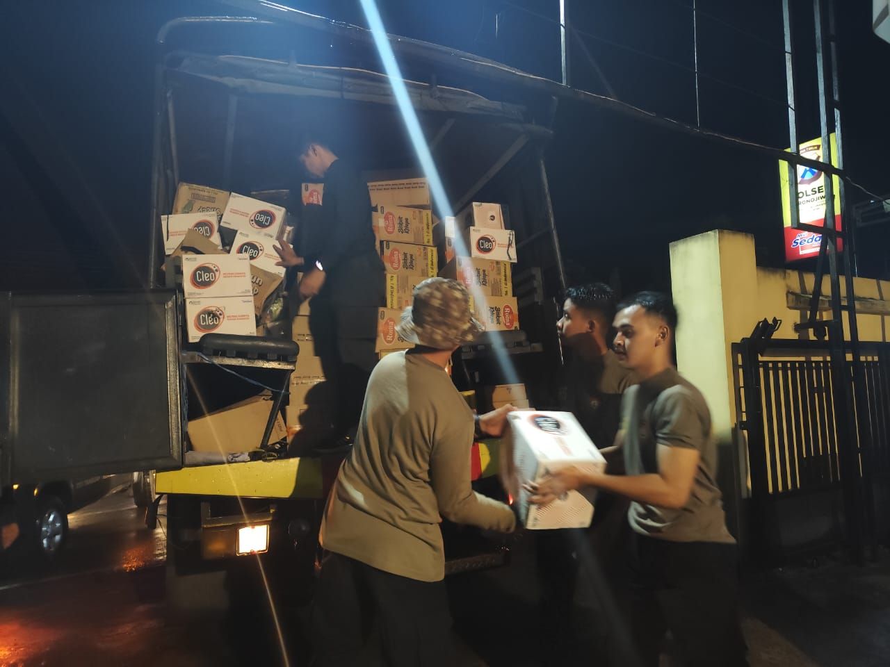 Polres Lumajang Terima Enam Truk Bantuan dari Kapolda Jatim untuk Warga Terdampak Erupsi Semeru