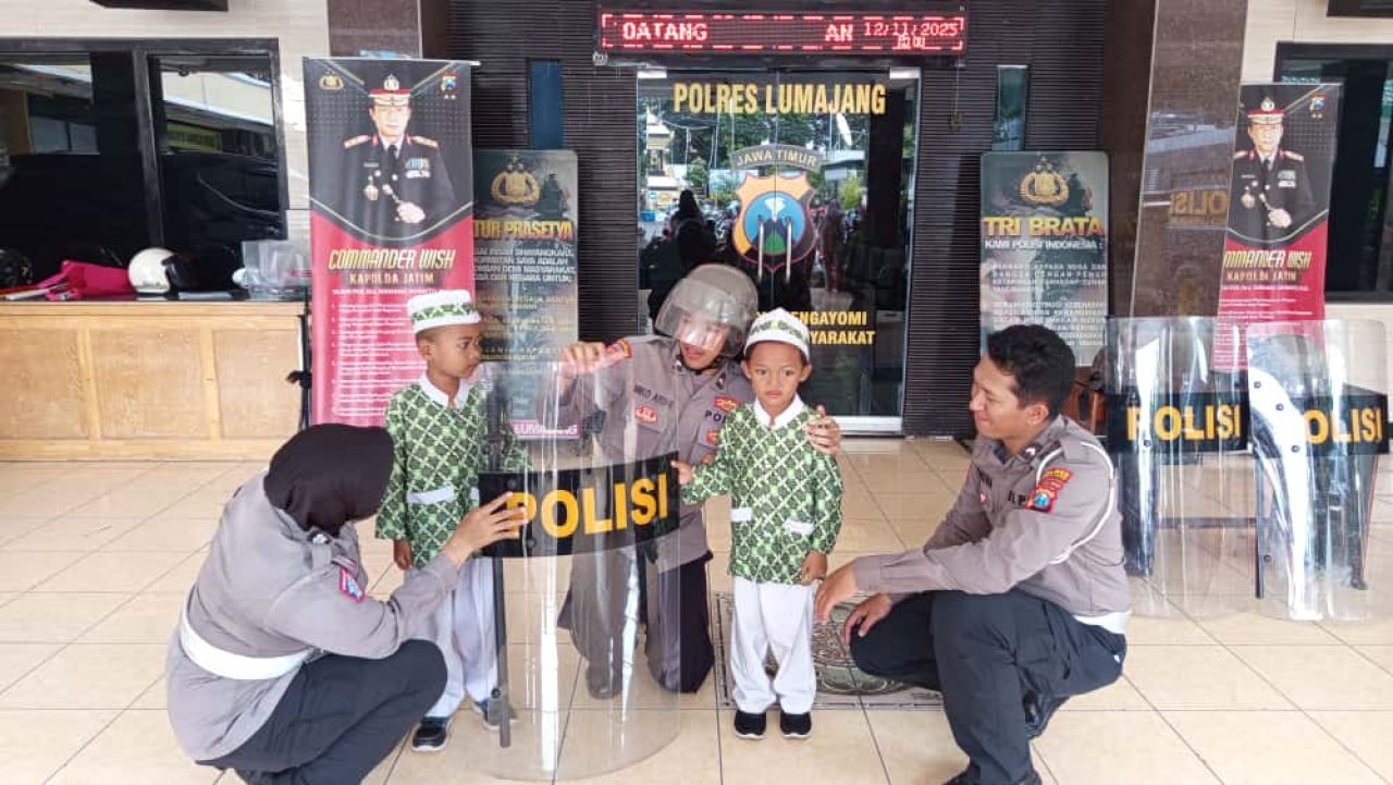 Satlantas Polres Lumajang Tanamkan Disiplin Lalu Lintas Sejak Dini: Polisi Sahabat Anak Hadir di RA